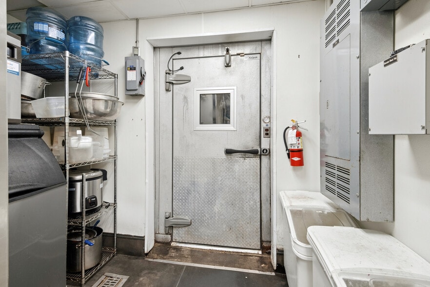 More Photos Of 8227-8229 Oak St, New Orleans Restaurant For Sale