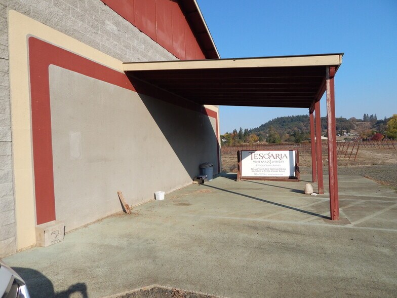 More Photos Of 707 Hess Ln, Roseburg Warehouse For Lease