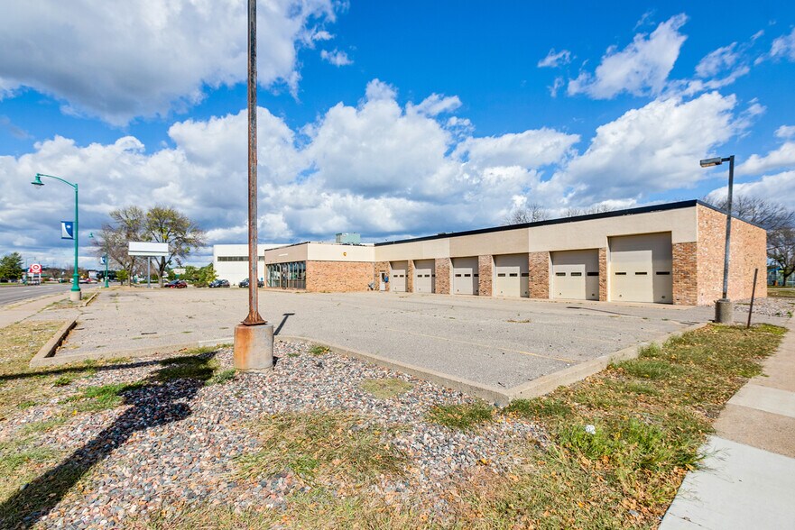 More Photos Of 5500 W Broadway Ave, Minneapolis Storefront Retail Office For Sale
