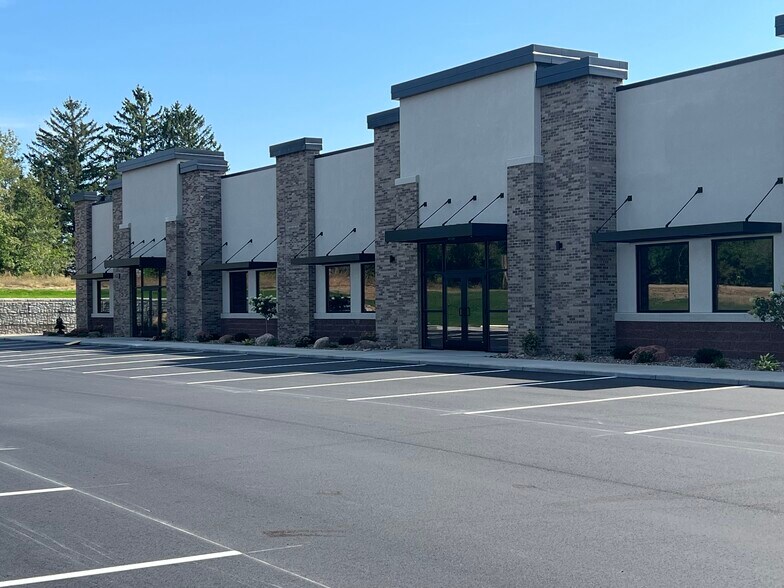 More Photos Of 1419 Winchester Way, Altoona Showroom For Lease