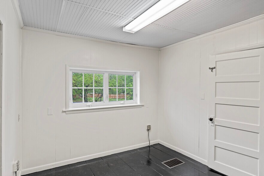 More Photos Of 20704 Ashburn Rd, Ashburn Unknown For Lease