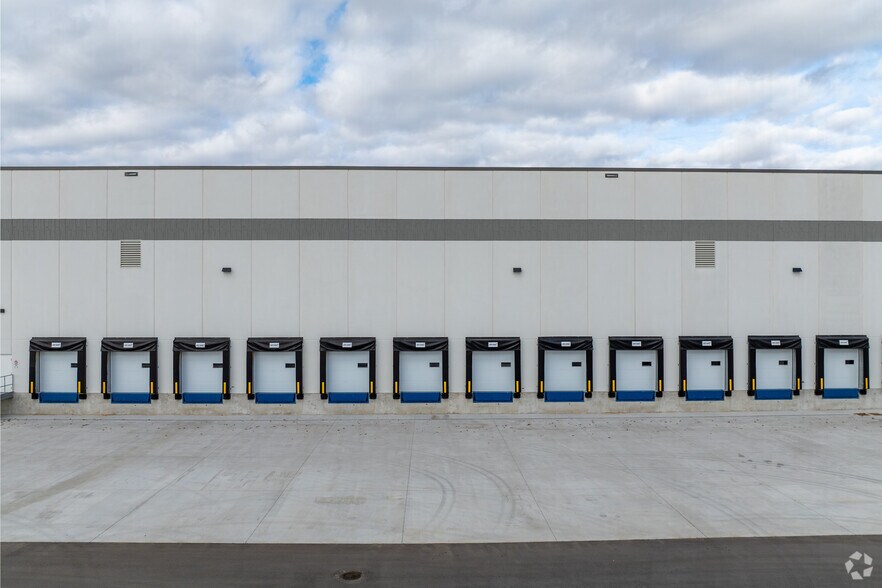 More Photos Of 112 E Beaver Creek Rd, Richmond Hill Warehouse For Lease