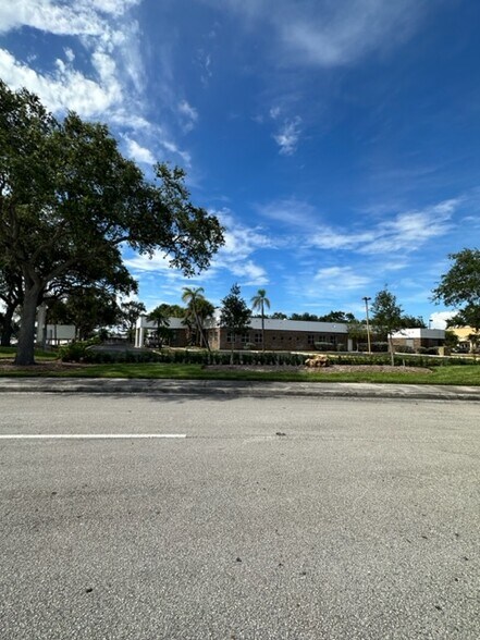 More Photos Of 4650 N Dixie Hwy, Oakland Park Medical For Lease