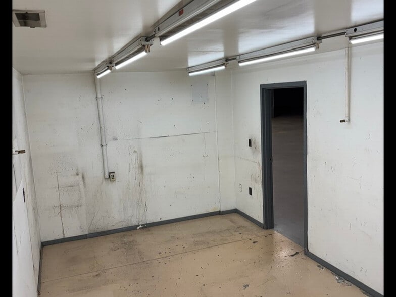 More Photos Of 364 Dixon St, Lexington Warehouse For Lease