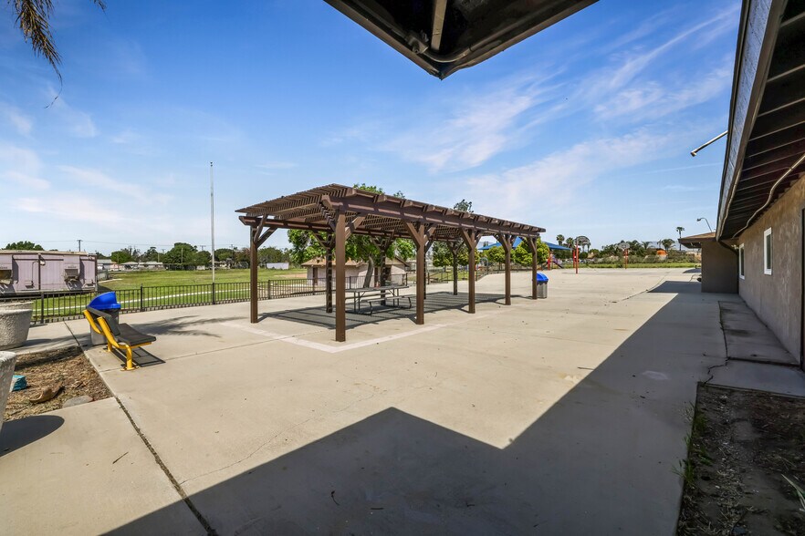 More Photos Of 9904 Bloomington Ave, Bloomington Schools For Lease