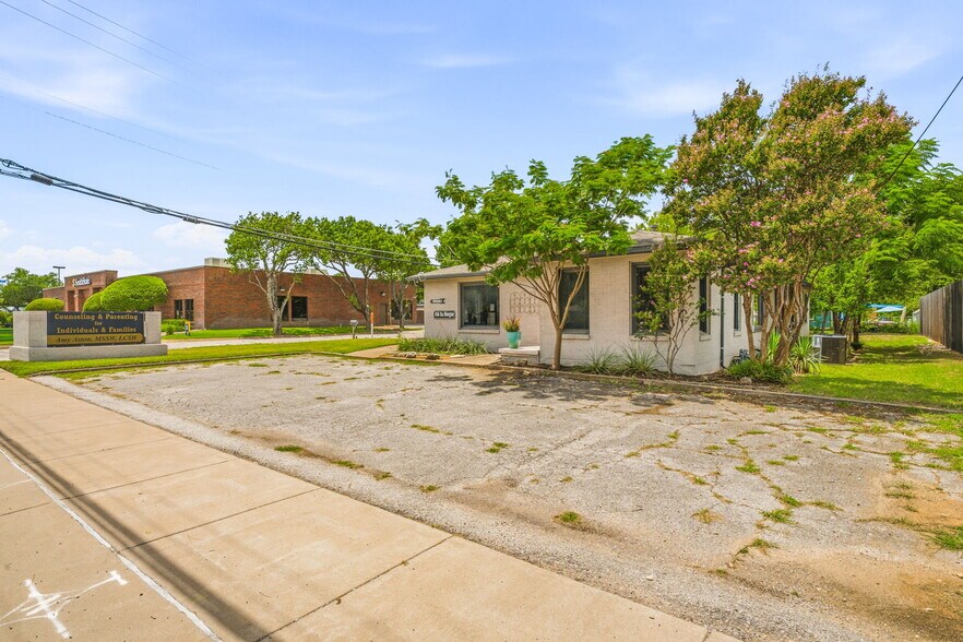More Photos Of 416 S Morgan St, Granbury Office For Sale