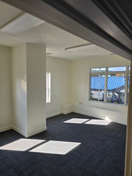 More Photos Of 24 Market Sq, South Paris Office For Sale