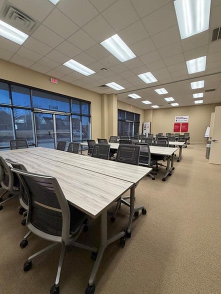 More Photos Of 1641 W 15th St, Fayetteville Storefront For Lease