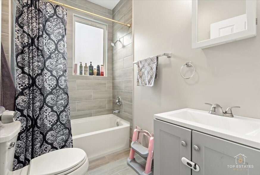 More Photos Of 1542 Victoria Ave, North Chicago Apartments For Sale