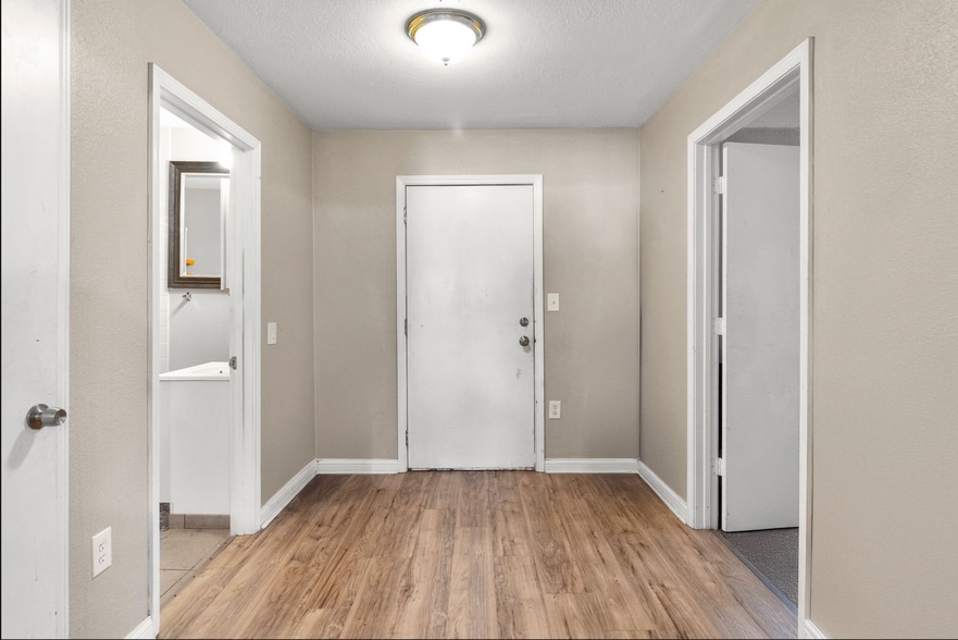 More Photos Of 1119-1123 Merriam Ln, Kansas City Office For Sale