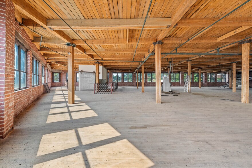 More Photos Of 6100 Wilson Ave, Kansas City Warehouse For Sale