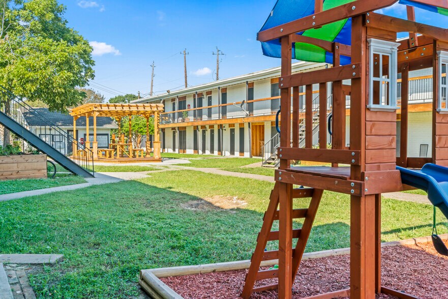 More Photos Of 101 S Allen Genoa Rd, South Houston Apartments For Sale