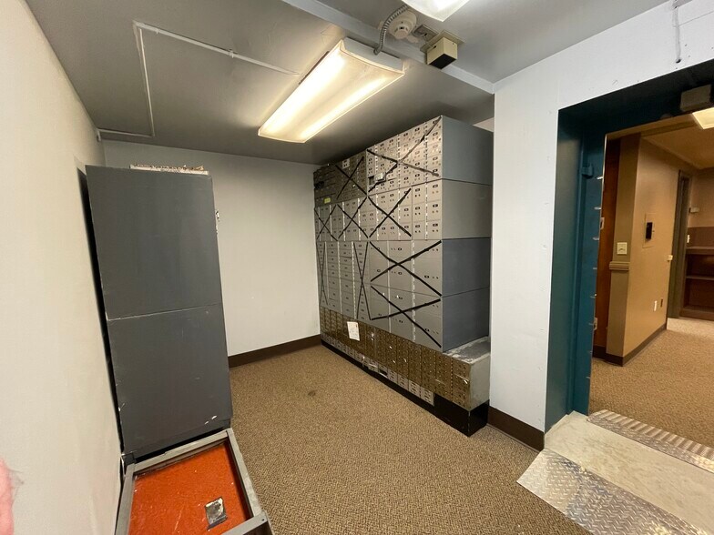 More Photos Of 300 E Main St, Pullman Bank For Sale
