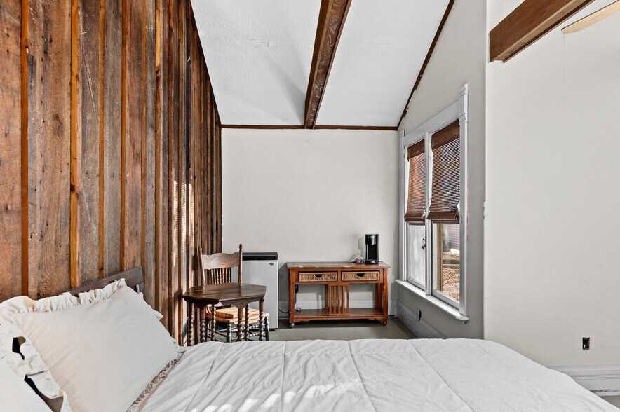 More Photos Of 202 N Newsom St, Mineola General Retail For Sale