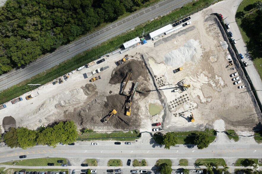 Primary Photo Of 17071 W Dixie Hwy, North Miami Beach Office For Lease
