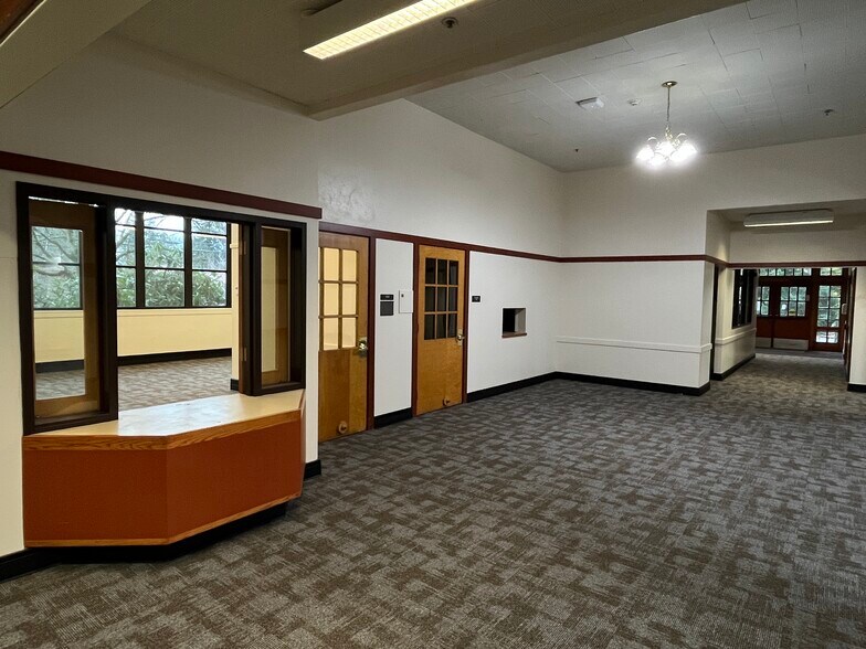 More Photos Of 7688 SW Capitol Hwy, Portland Specialty For Lease