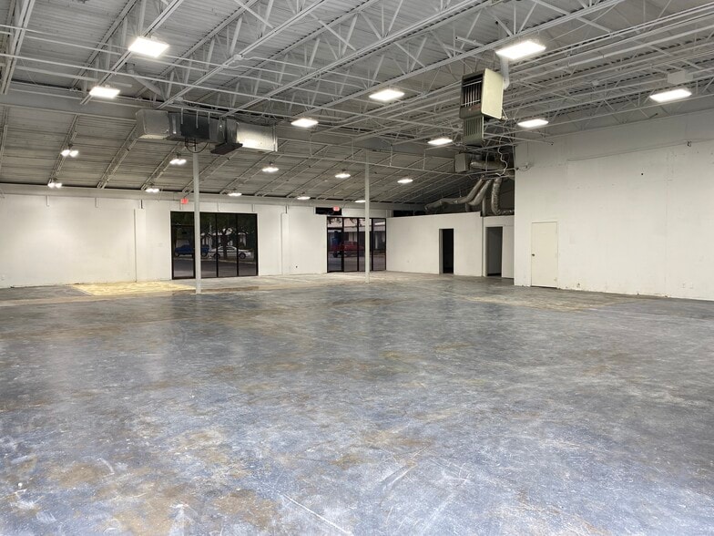 More Photos Of 10734-10742 Colewood Ln, Dallas Warehouse For Lease