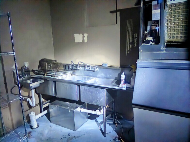 More Photos Of 1122 Gallatin St, Jackson Bar For Sale