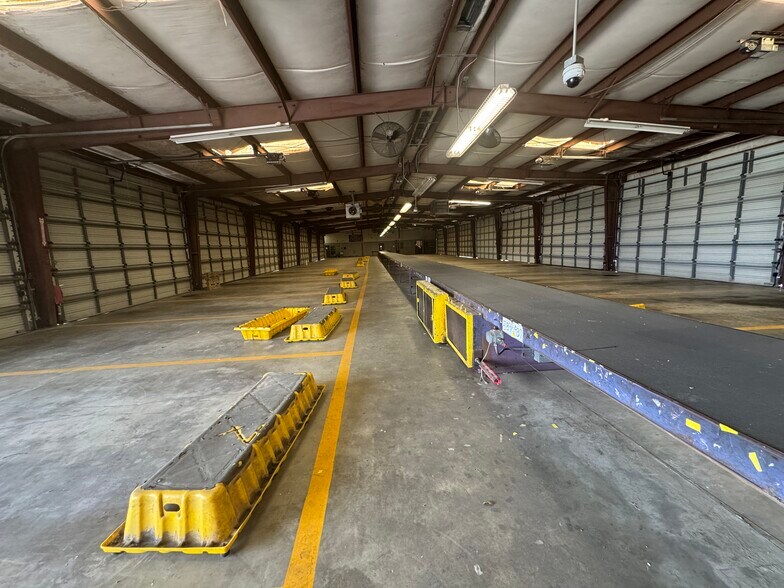 More Photos Of 3915 W Cardinal Dr, Beaumont Distribution For Lease