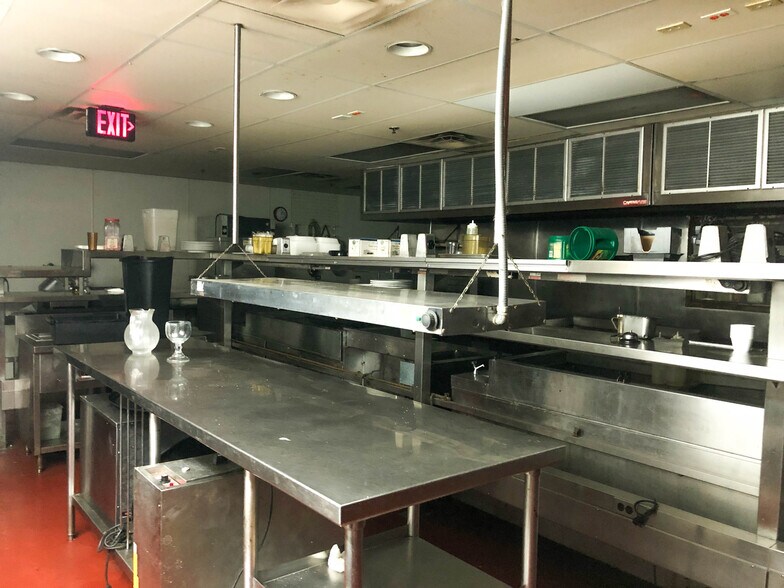 More Photos Of 649 Lake Cook Rd, Deerfield Restaurant For Lease