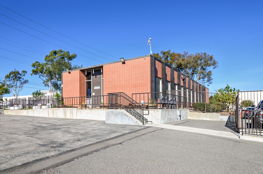 More Photos Of 2925-2931 California St, Torrance Manufacturing For Lease