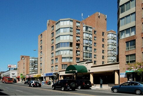 More Photos Of 2100 Bloor St W, Toronto Continuing Care Retirement Community For Lease