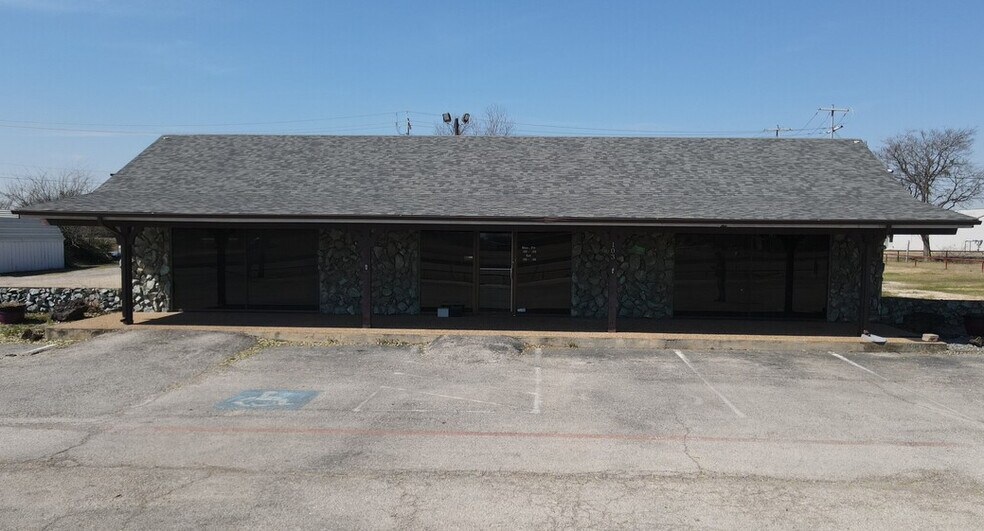 More Photos Of 103 S Stemmons St, Sanger Office For Lease