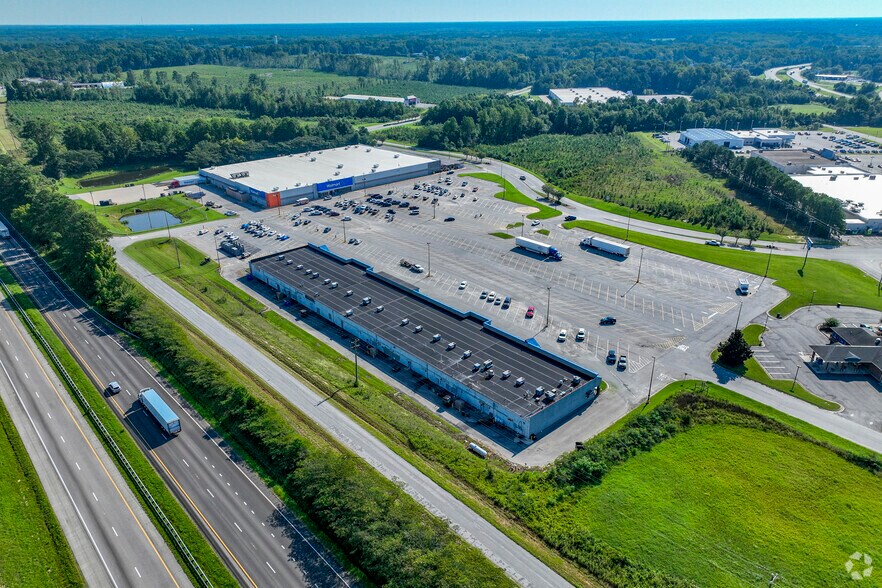 More Photos Of 301 Market Dr, Emporia Supermarket For Lease