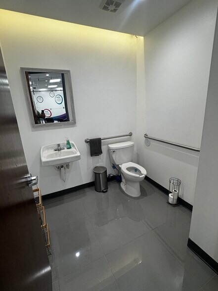 More Photos Of 11323 Rojas Dr, El Paso Warehouse For Lease