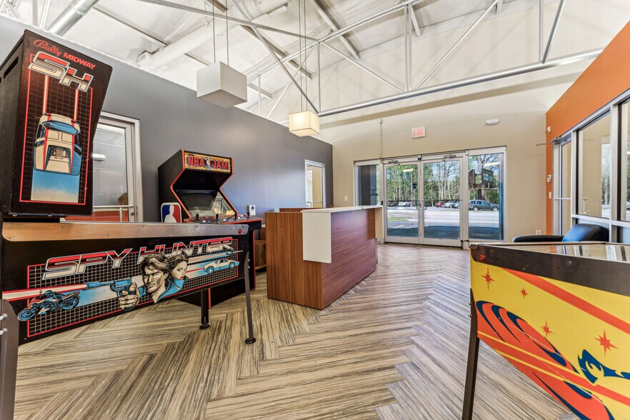 More Photos Of 2105 Northwest Blvd, Newton Office For Lease