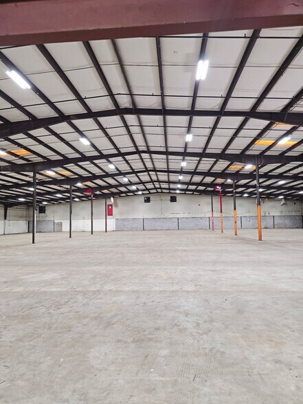 More Photos Of 801 N James Campbell Blvd, Columbia Distribution For Lease