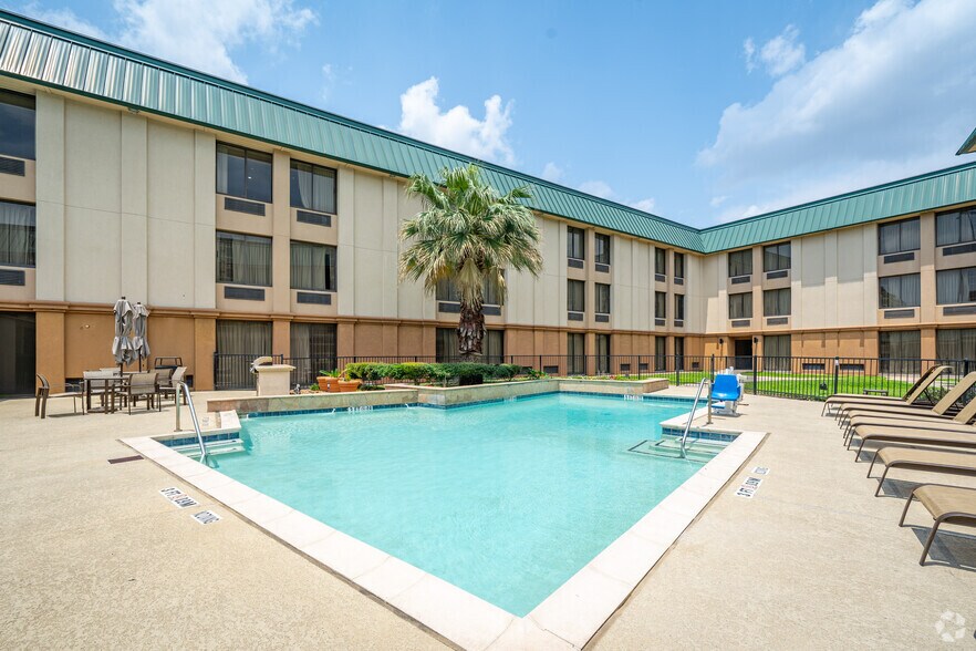 2750 north loop w fwy svc rd houston tx 77092