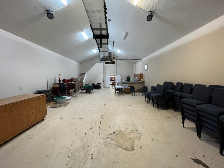 More Photos Of 6310 Blanding Blvd, Jacksonville Showroom For Lease