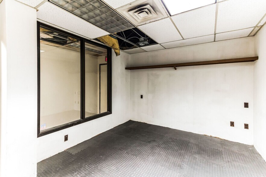 More Photos Of 200 W 4th St, Plainfield Light Distribution For Lease