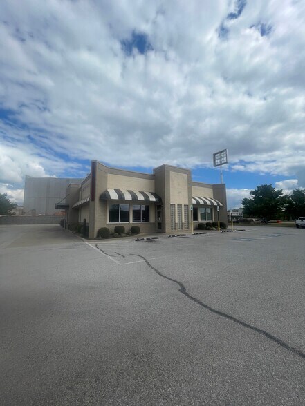 More Photos Of 1715 S 46th St, Rogers Fast Food For Lease