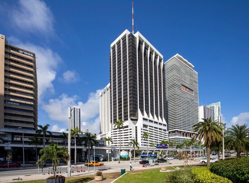 Primary Photo Of 2 S Biscayne Blvd, Miami Office Residential For Lease