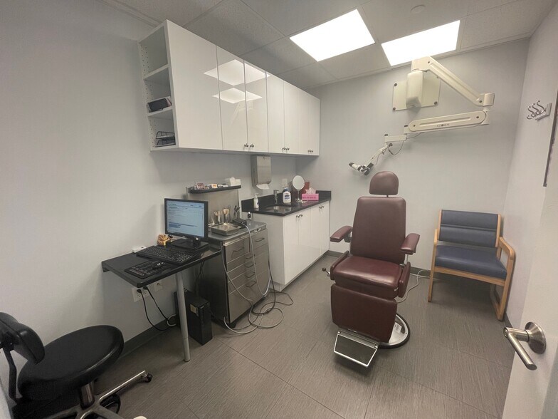 More Photos Of 3808 Union St, Flushing Office Residential For Lease