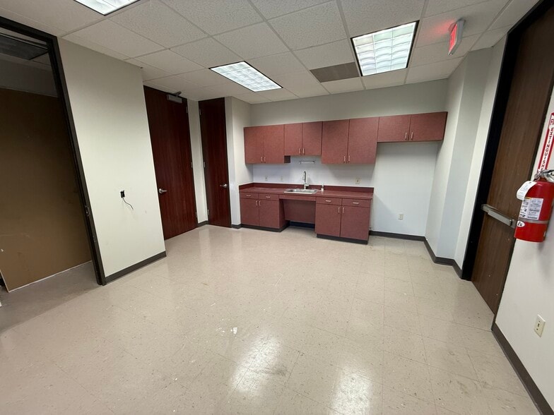 More Photos Of 19855 Southwest Fwy, Sugar Land Office For Lease