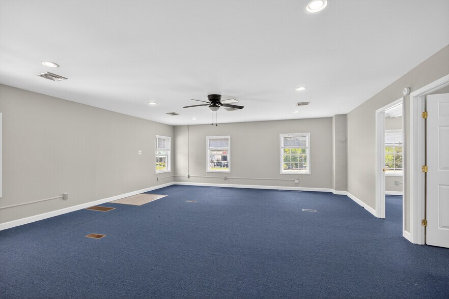 More Photos Of 168 Faulconerville Dr, Amherst Flex For Sale