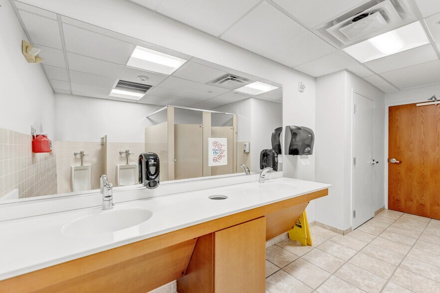 More Photos Of 150 Essjay Rd, Buffalo Office Residential For Lease