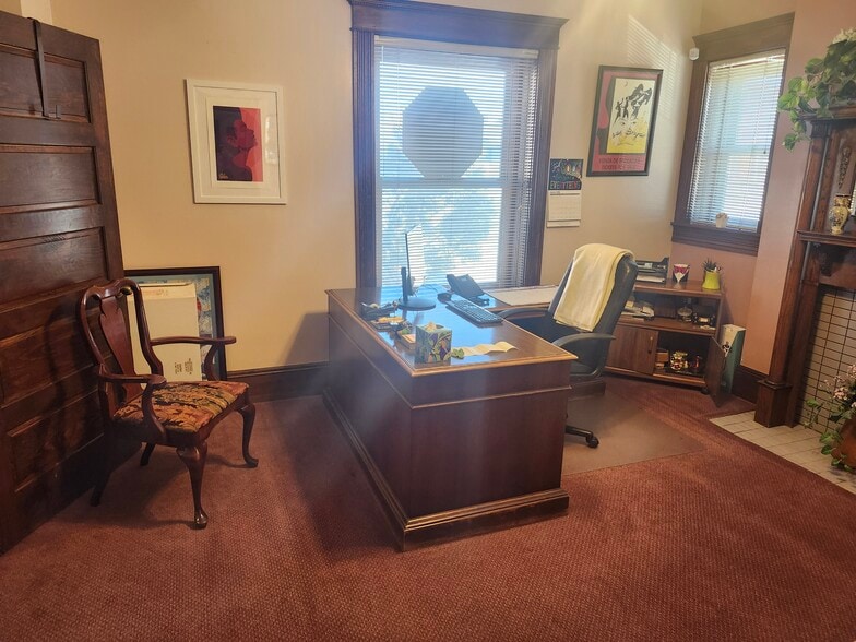 More Photos Of 814 Wyoming Ave, El Paso Office For Sale