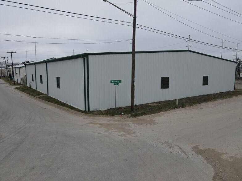 More Photos Of 400 E Vickery Blvd, Fort Worth Warehouse For Lease