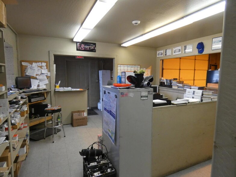 More Photos Of 3600 W White Mountain Blvd, Lakeside Showroom For Sale