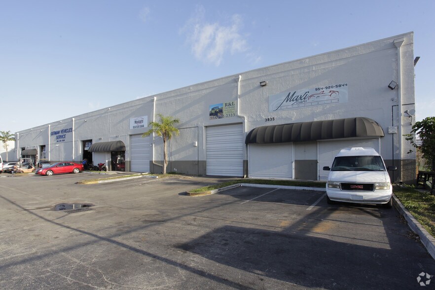 More Photos Of 3989-4011 Pembroke Rd, Hollywood Unknown For Lease