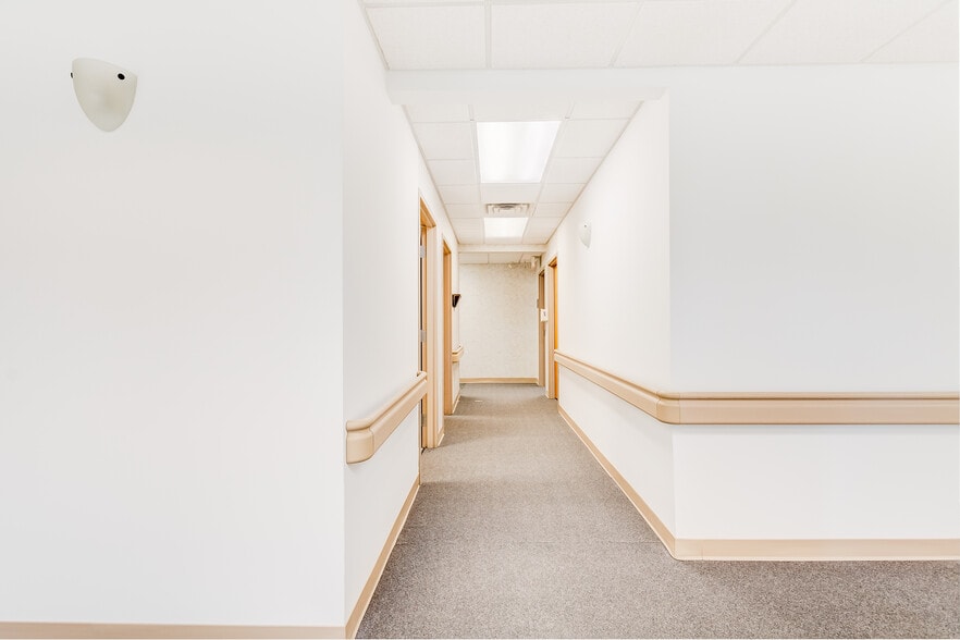 More Photos Of 860 NW Washington Blvd, Hamilton Medical For Sale