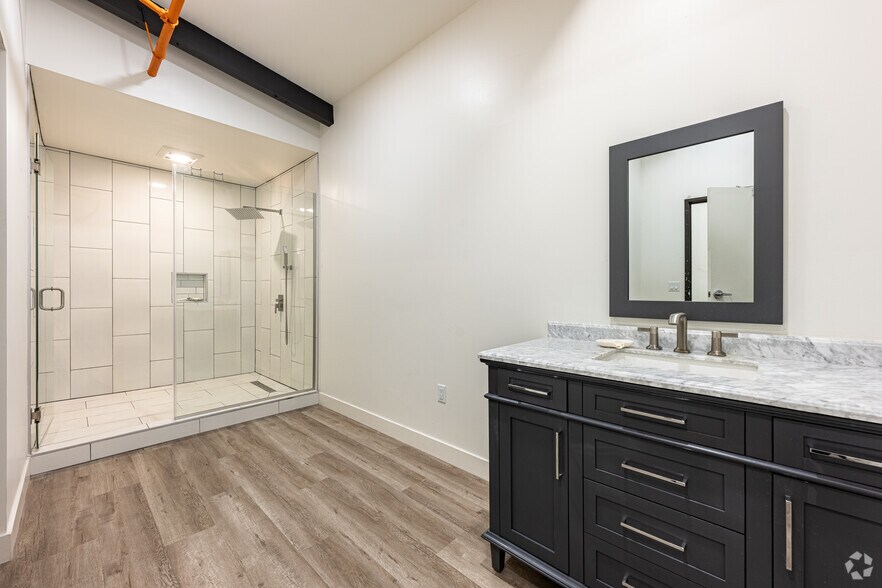 More Photos Of 1601 Perrino Pl, Los Angeles Manufacturing For Lease