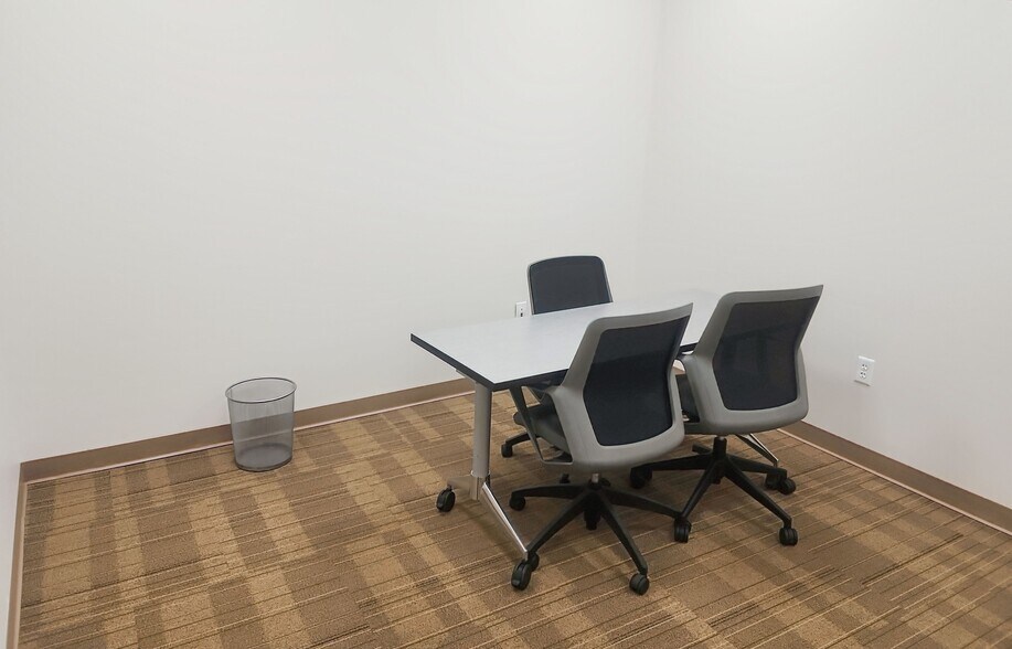 More Photos Of 5547 Veterans Pky, Columbus Coworking Space