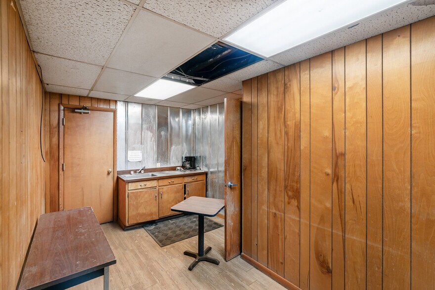 More Photos Of 4000 Memorial Blvd, Springfield Freestanding For Sale