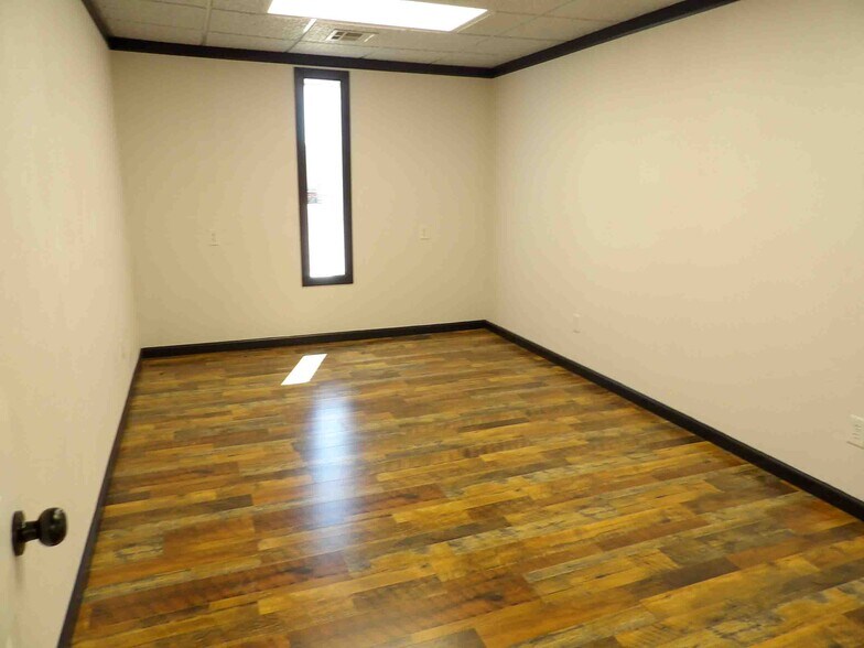 More Photos Of 400 E Jack Choate Ave, Hennessey Office For Sale