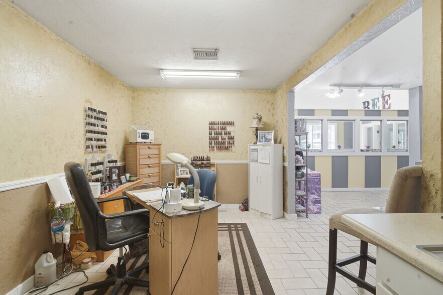 More Photos Of 1030 Camphor Ln, Deland General Retail For Sale